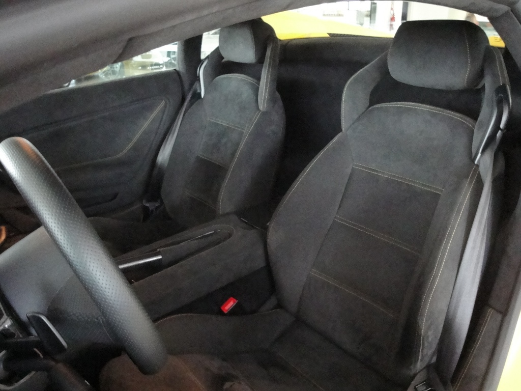 Alcantara im Auto kann so aussehen wie dieser Innenraum: komplett ausgeklei...