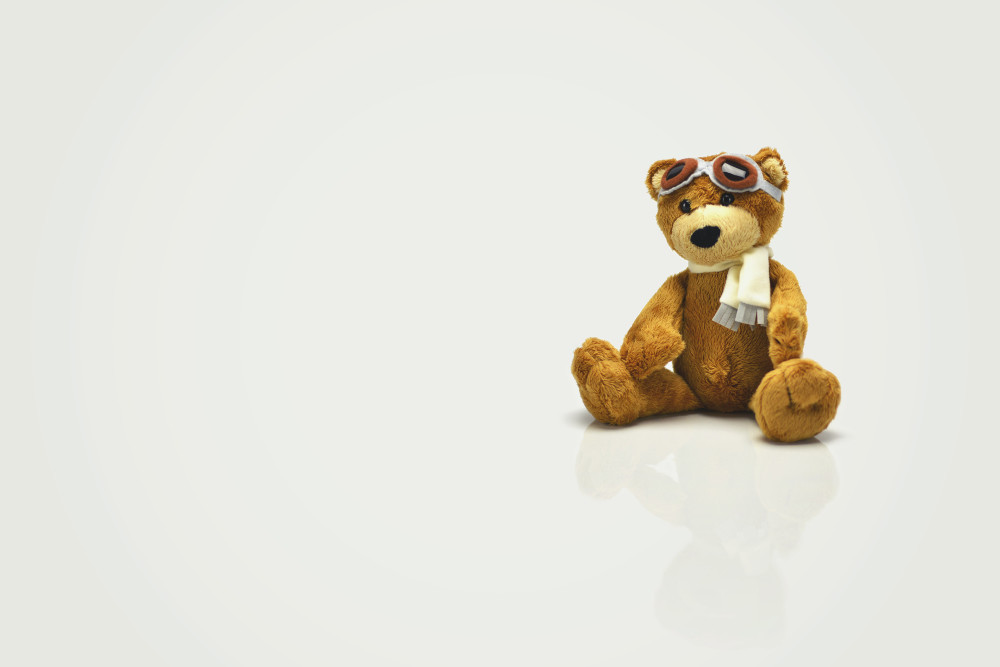 Ein hellbrauner Teddybär mit Fliegerbrille
